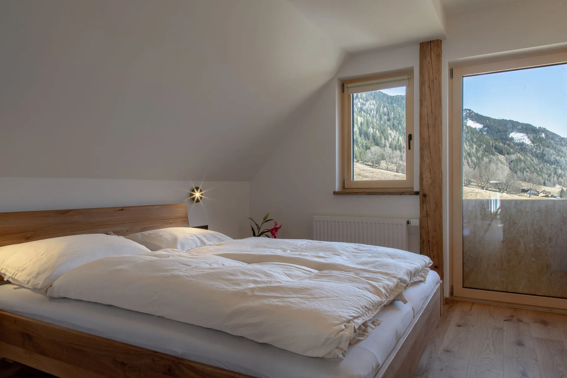 Kleines Penthouse Schlafzimmer mit wunderschönem Ausblick auf Wiesen und den Sonnenaufgang.