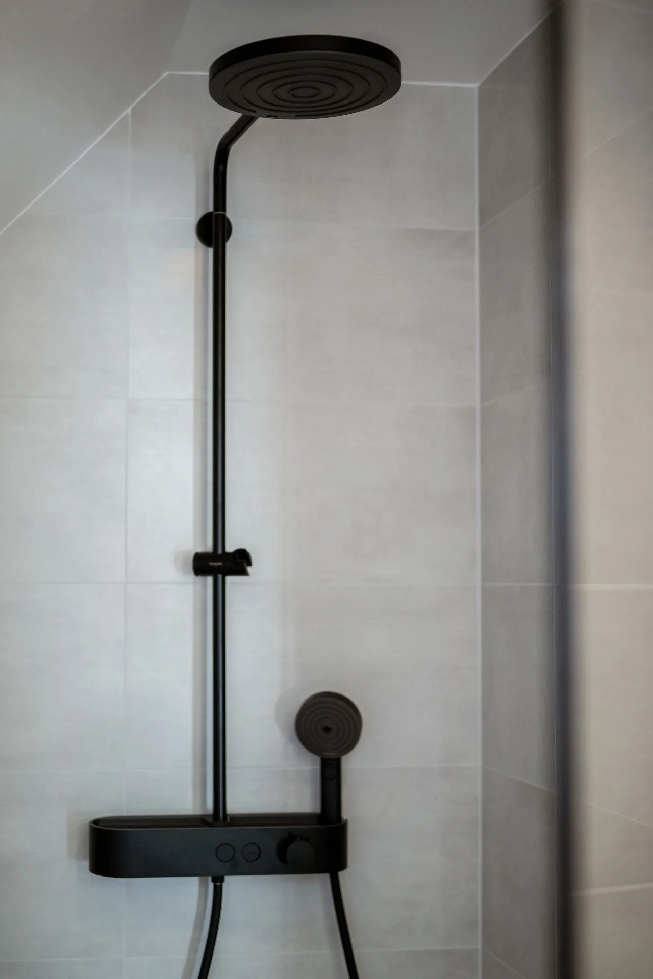 Exklusive Regenwasserdusche in allen vier Bädern.